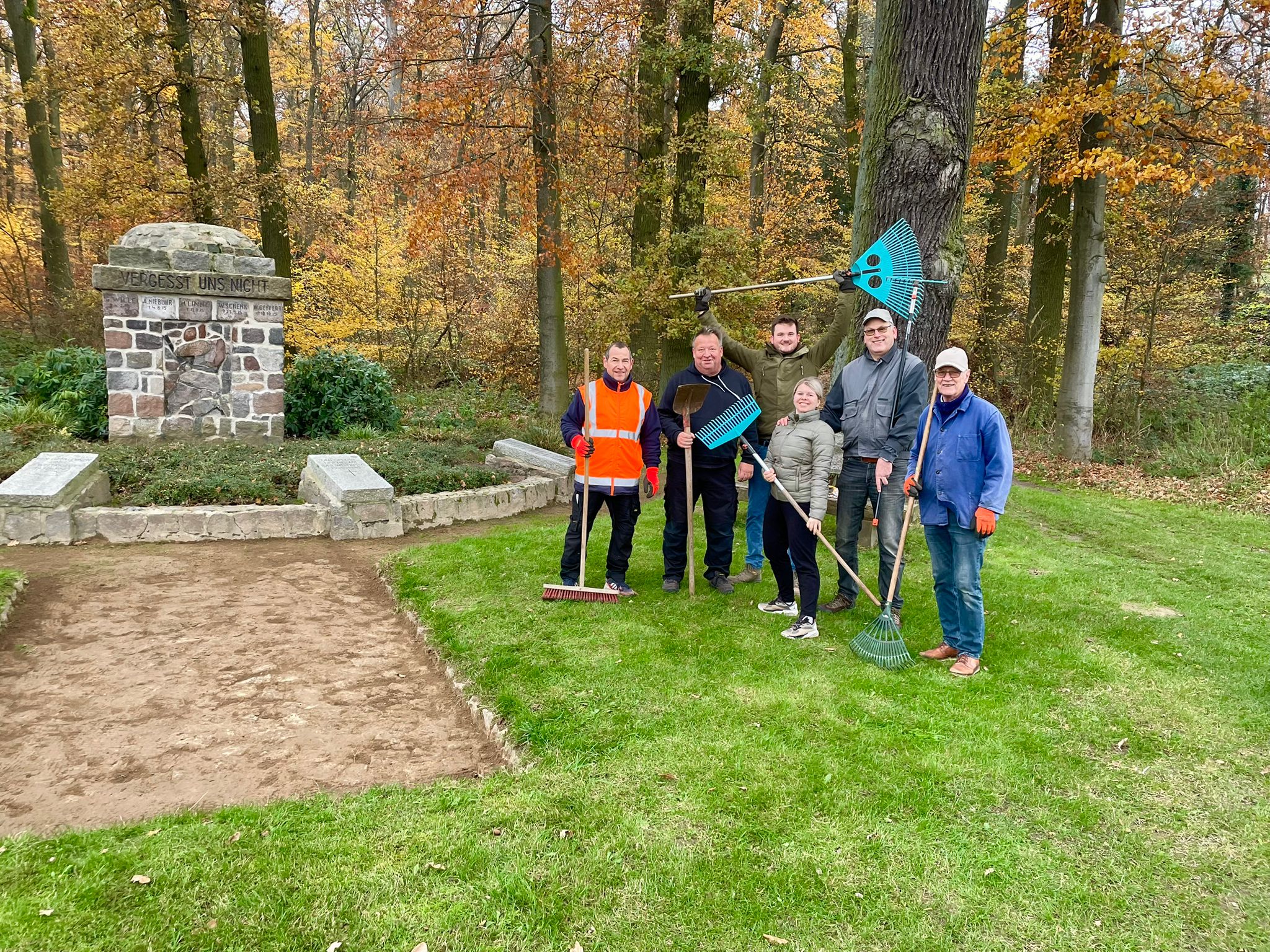 Arbeitseinsatz am Ehrenmal 2024
